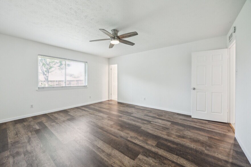 Building Photo - 4218 Crestwood Dr