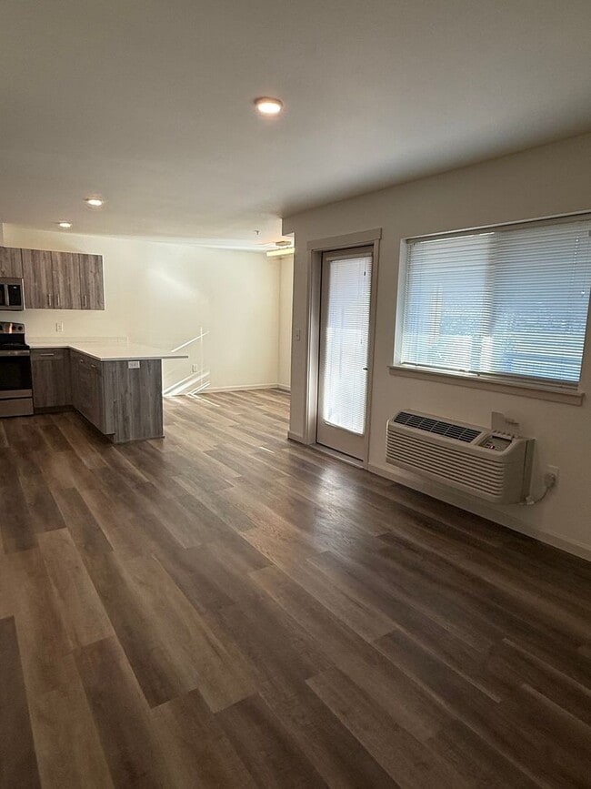 Building Photo - Oxbow Flats 2 bedroom Apartment! $500 off first 3 month's of rent!