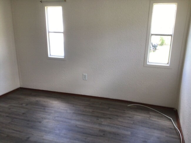 Building Photo - GREAT LOCATION! 2-Bedroom/ 1-Bath