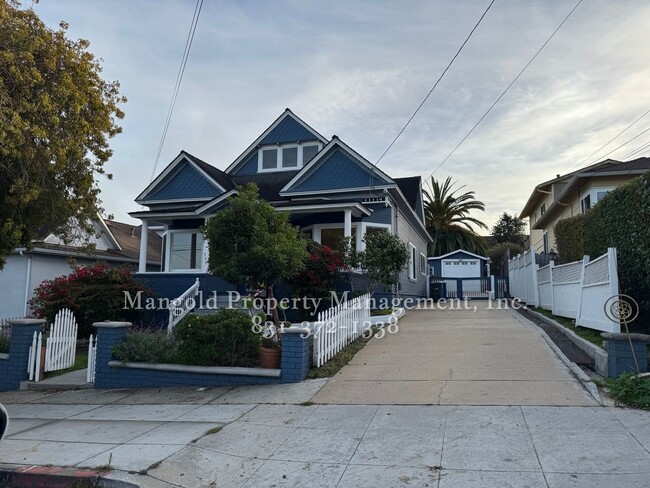 Building Photo - Beautiful 3 Bed 2 Bath Home Located in Mon...