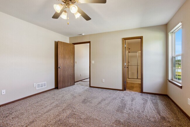 Building Photo - 3 Bedroom, 2 Bath, two story all electric ...
