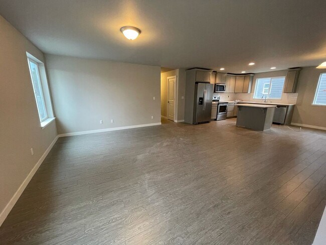 Building Photo - Beautiful 3 Bedroom Duplex with Garage!