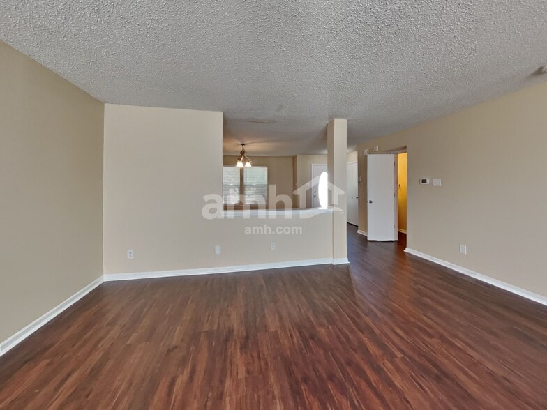 Building Photo - 2185 Shadowbrook Dr