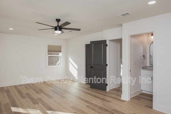 Building Photo - 2540 Hallmark Dr