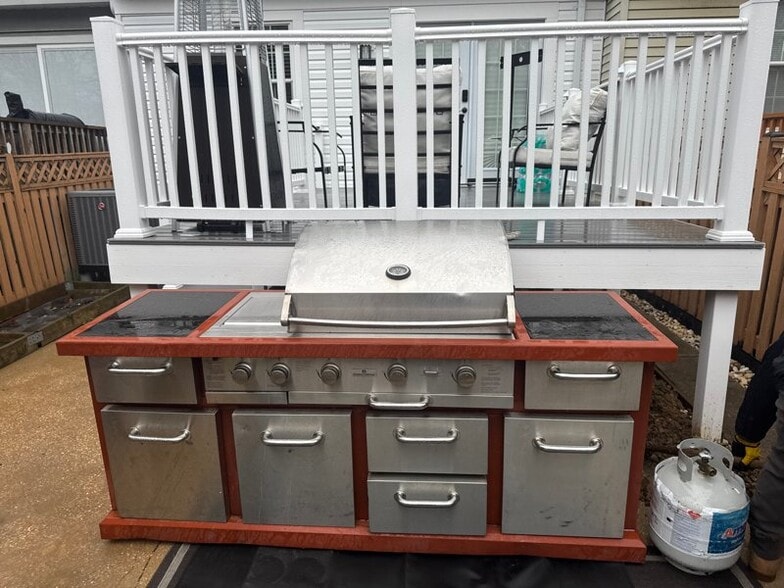 Building Photo - 1913 Newhaven Dr