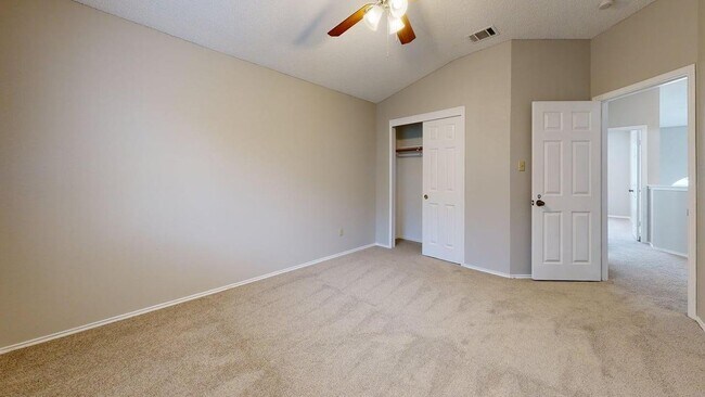 Building Photo - 406 Oakcrest Dr