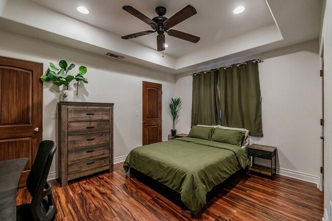 Building Photo - 2403 Alvord Ln