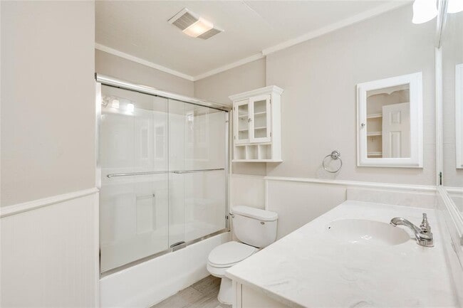 Building Photo - 5602 Roosevelt Ave