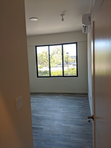 Building Photo - 557 Oppenheimer Dr