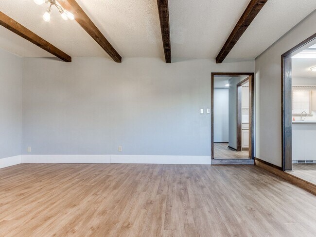 Building Photo - 3 Bed 2 Bath 2 Car Garage in Shawnee!