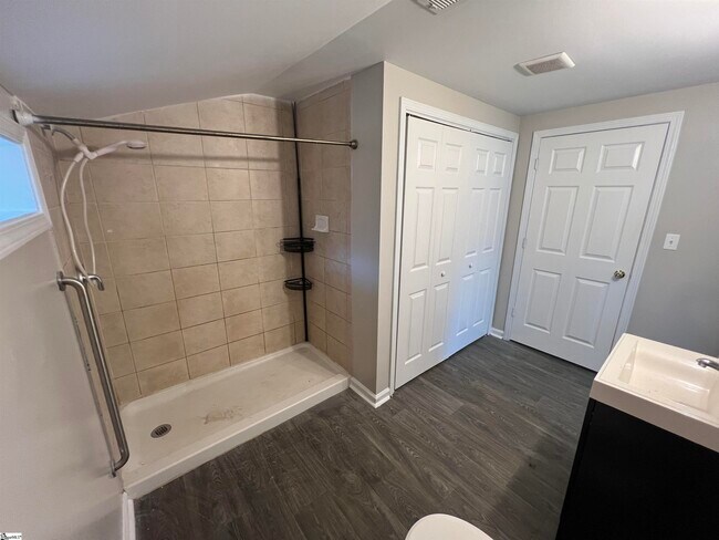 Building Photo - 801 Perry Rd