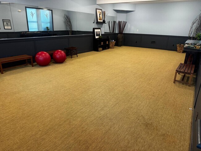 Building Photo - 300 N 130th St