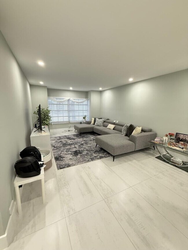 Building Photo - 2191 NE 68th St