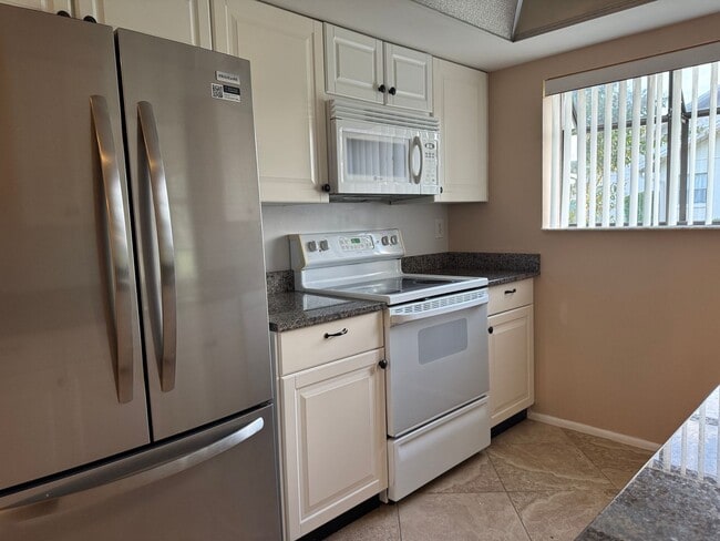 Building Photo - 3966 Oakhurst Blvd