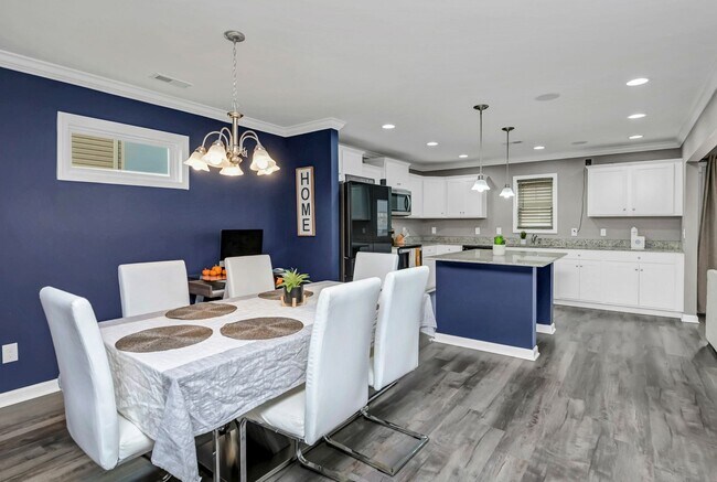 Building Photo - Spacious 5-Bedroom, 3-Bath Home with Modern Features in Elgin!