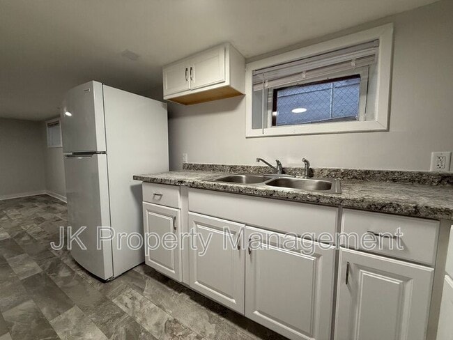Building Photo - 1018 8th Ave S