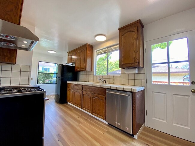 Building Photo - Renovated Single-Family Home on the Penins...