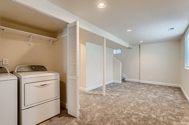 Building Photo - Amazing 4BR, 2BTH in Denver!