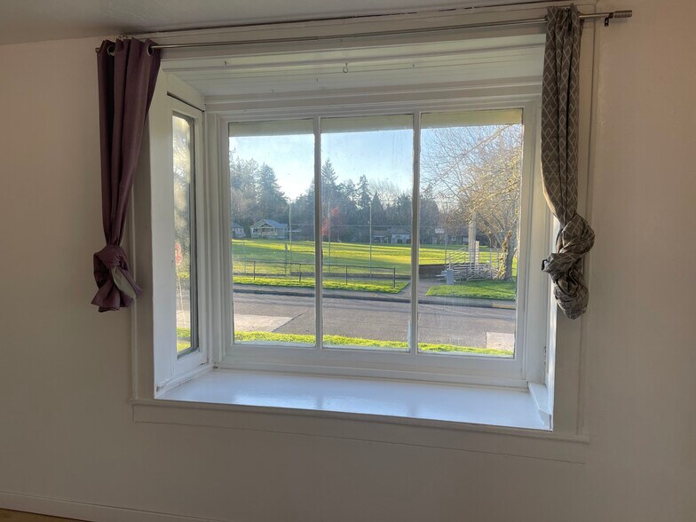 Building Photo - 390 W 19th Ave