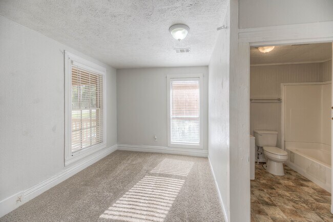 Building Photo - 204 S Pitzer St