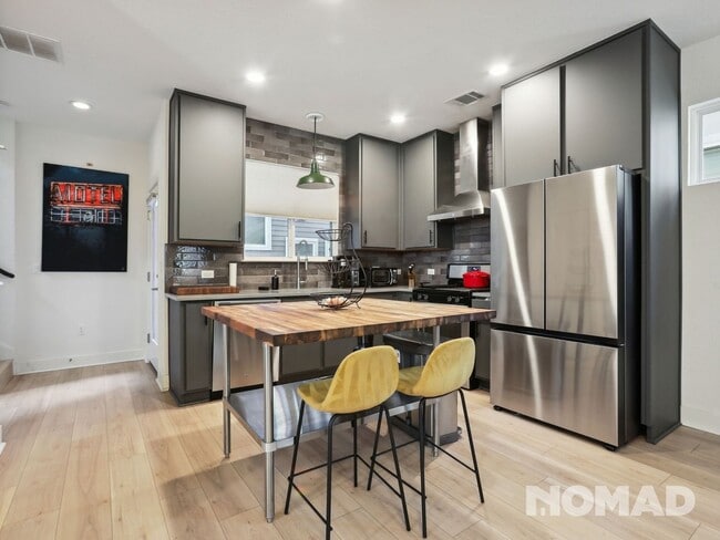 Building Photo - 2917 Bond Dr