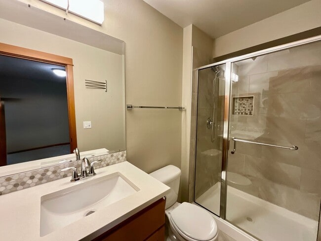 Building Photo - Beautiful 3 Bedroom Townhouse in Everett