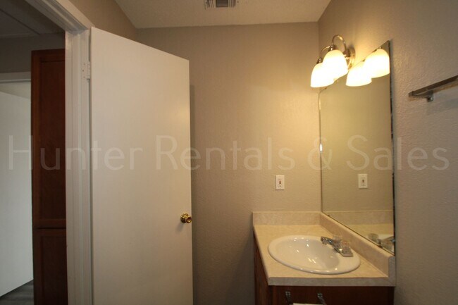 Building Photo - Move-In Today!