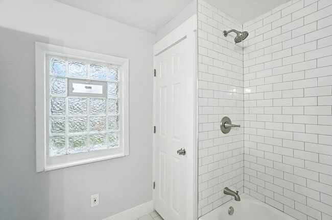 Building Photo - Newly Renovated, Large Home in Dayton!!