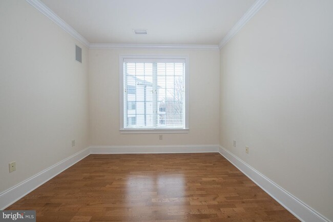 Building Photo - 5303 Parkview Dr