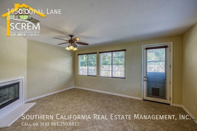 Building Photo - Two Bedroom Townhome in Santa Clarita