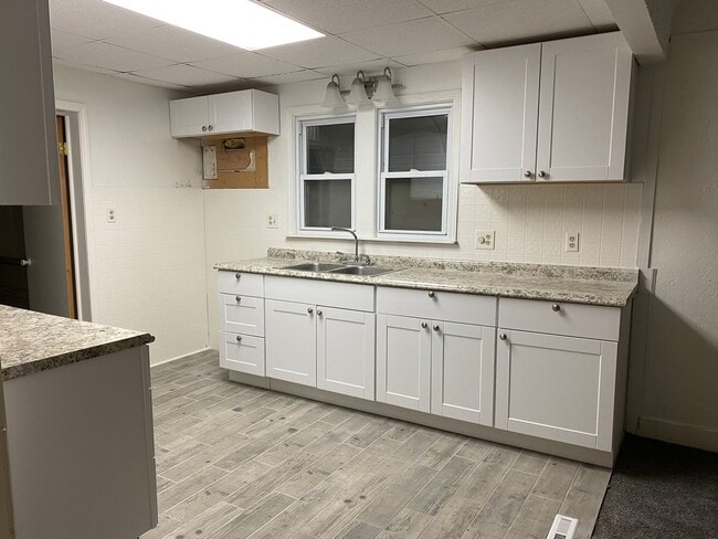 Building Photo - 3 Bedroom 2 Bath Home In Roseville