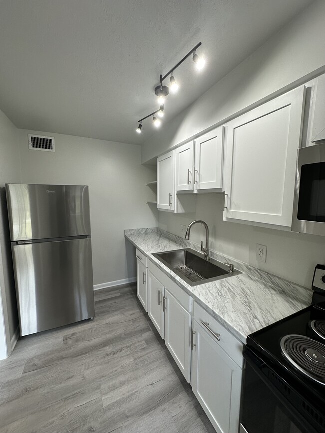 Building Photo - Ridgecrest