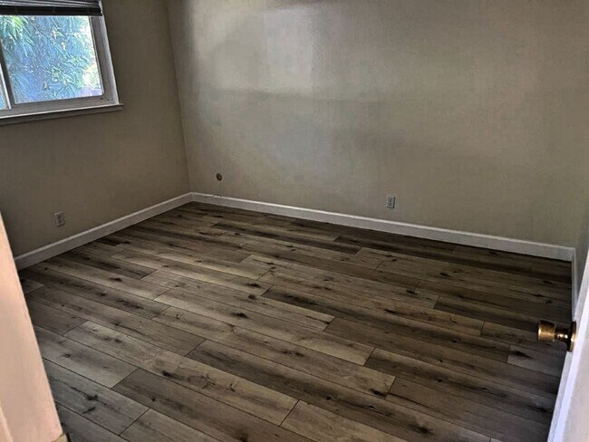 Building Photo - Remodeled 2 Bedroom Duplex w/ 1 Car Garage *Star Rentals