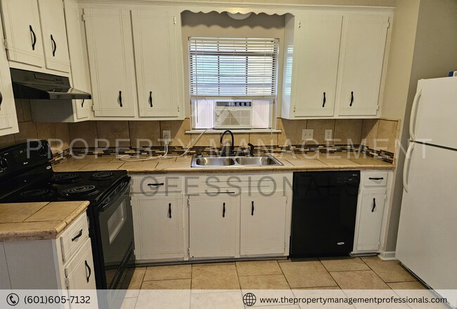 Building Photo - Relaxing and ready for you located in the ...