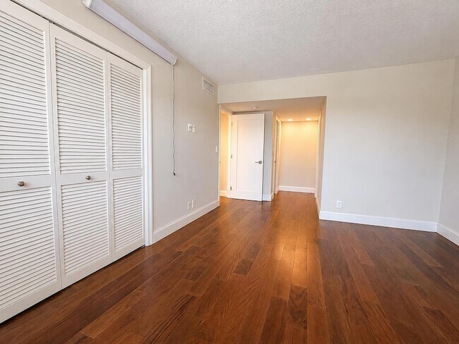 Building Photo - 4030 W Palm Aire Dr