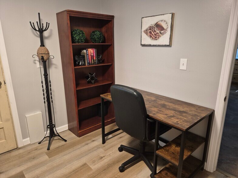 Office with desk - 65 Princeton Ave