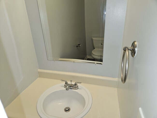 Building Photo - 1617 Hennessy Pl