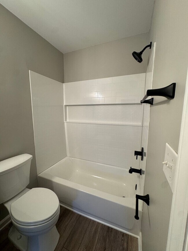 Building Photo - 1232 Camelot Ct
