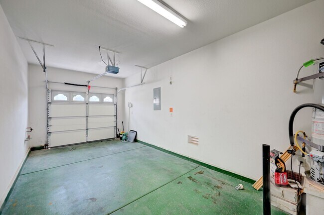 Building Photo - Beautiful 3 bedroom/2.5 baths located acro...
