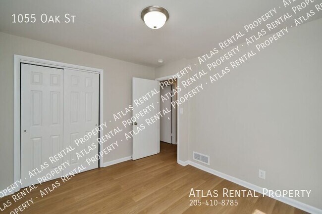 Building Photo - 1055 Oak St