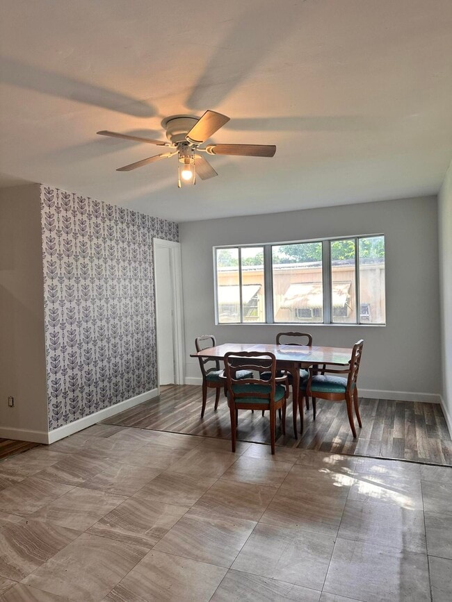Building Photo - 11898 Cove Pl