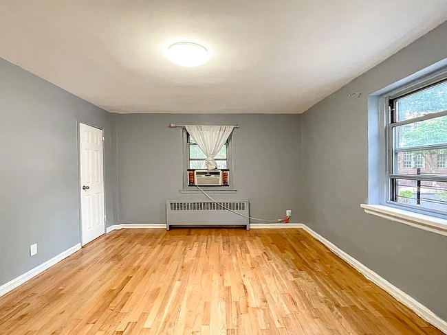 Building Photo - 160-28 75th Rd
