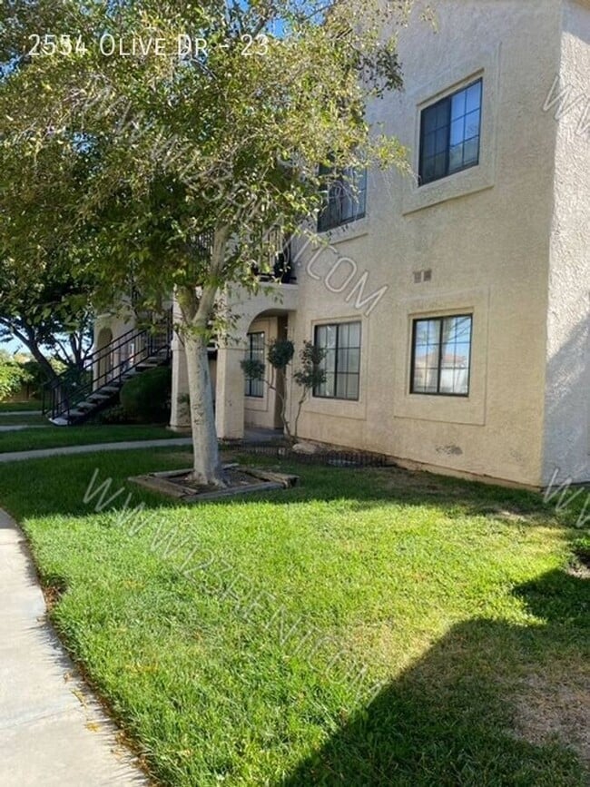 Building Photo - 2554 Olive Dr