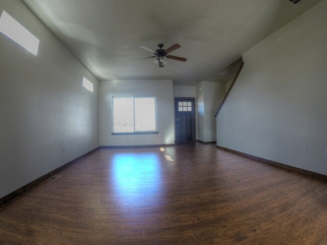 Building Photo - 2 Story in The Landings!