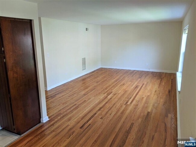 Building Photo - 522 Maple Ave