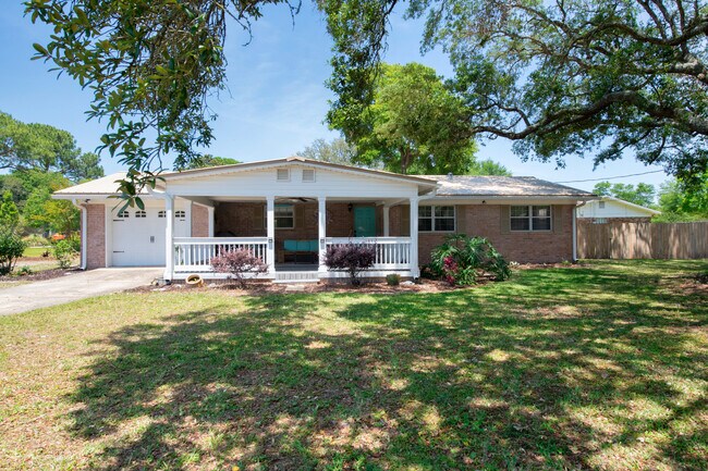 Building Photo - 111 Bayshore Ct NE