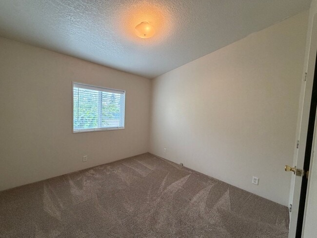 Building Photo - Spacious 3 Bed 2 Bath Springfield Home With Bonus Room and Extra Storage