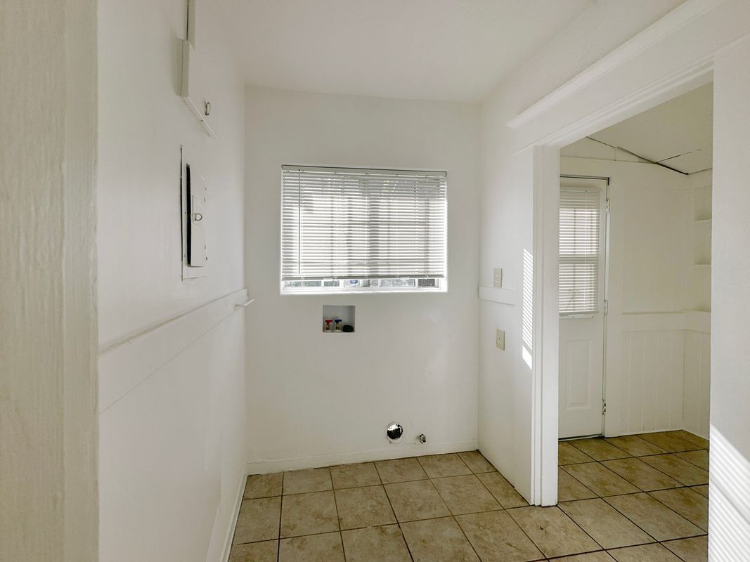 Building Photo - 209 Elm St