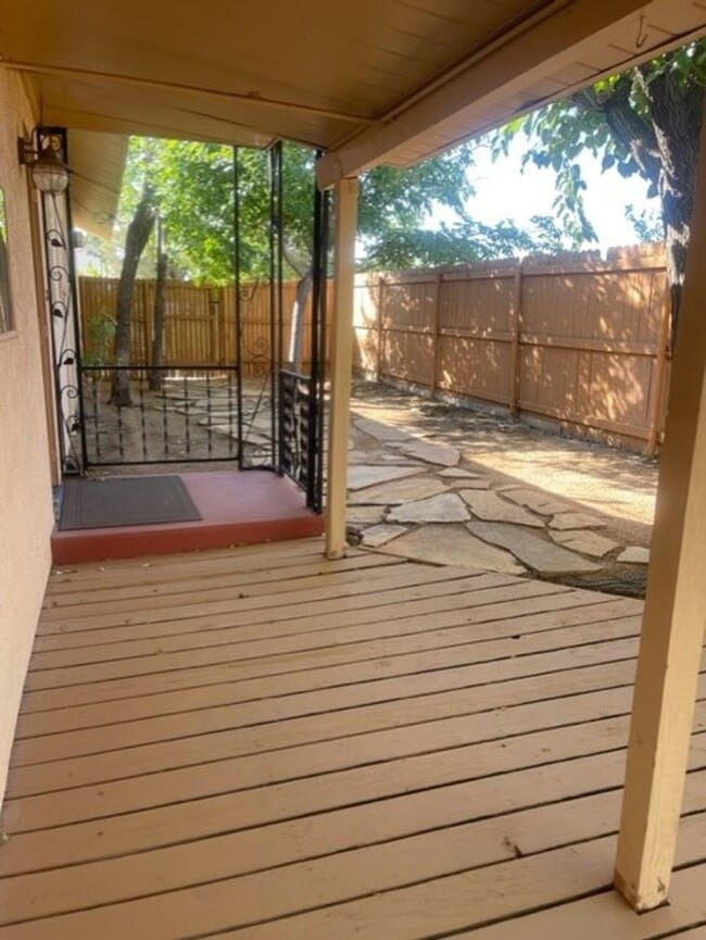 Building Photo - Coming Nov 17 - 3 Bedroom 2 Bath home in C...