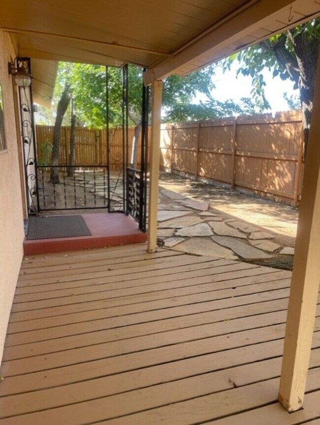 Building Photo - Coming Nov 1st - 3 Bedroom 2 Bath home in ...